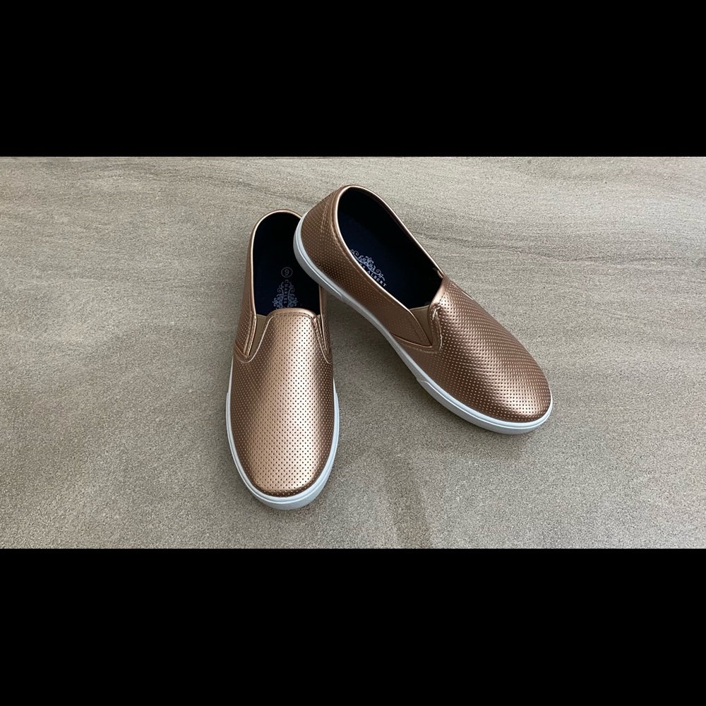 NWOT - Charles Albert Slip-On Slippers